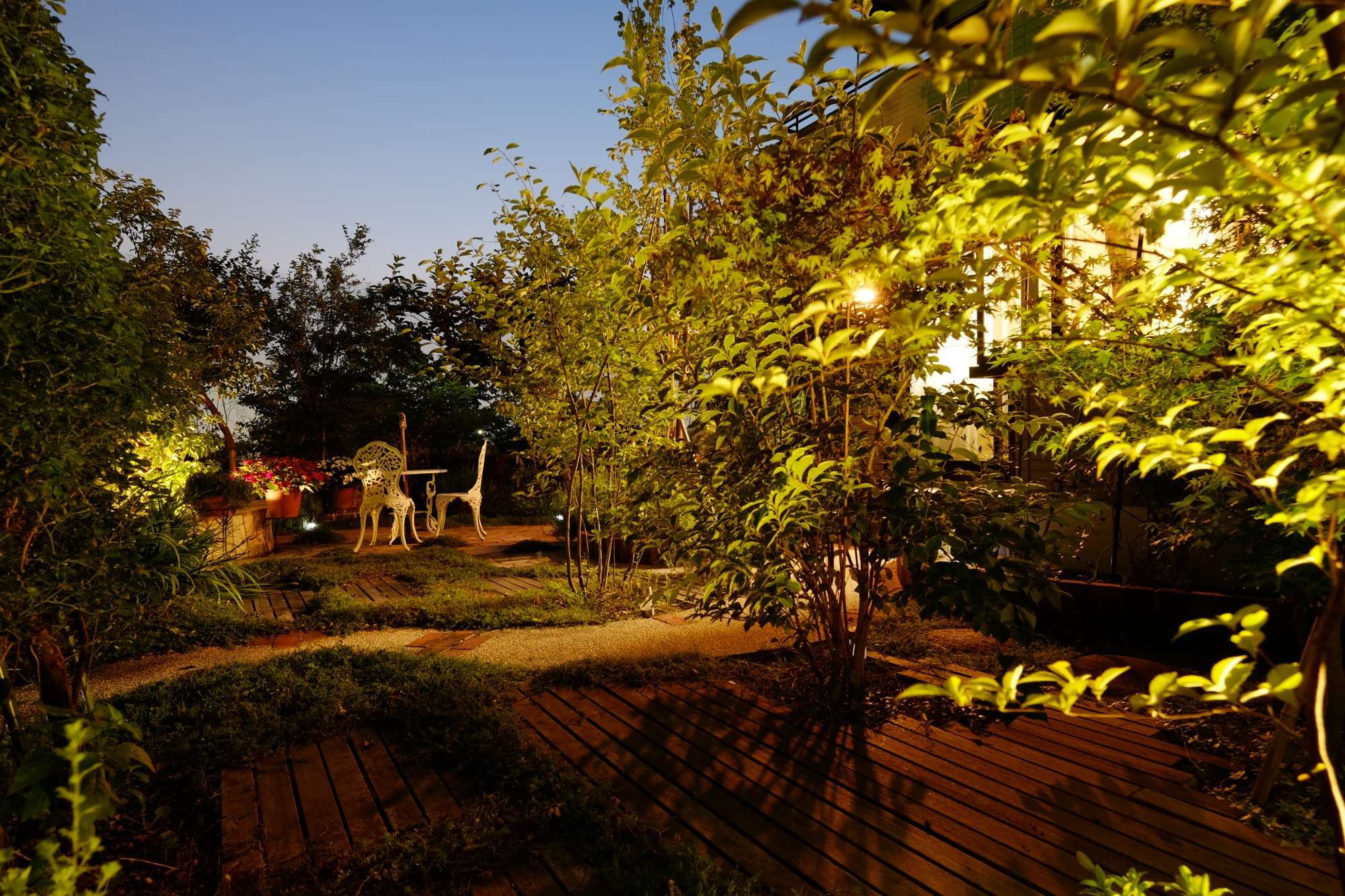 ウッドベンチでくつろぐガーデン