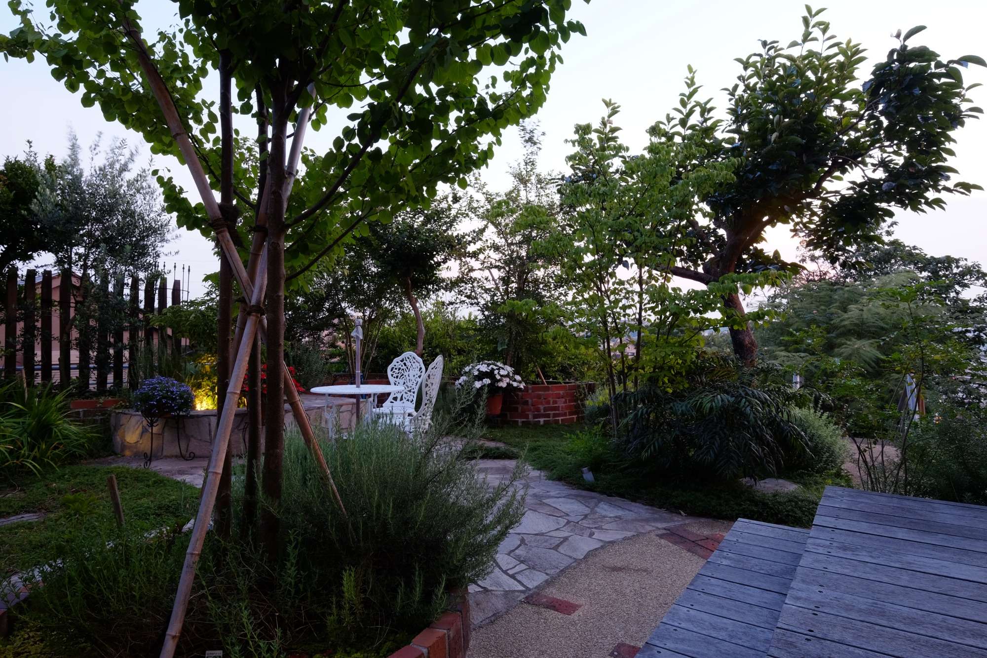 木々に囲まれたガーデン空間