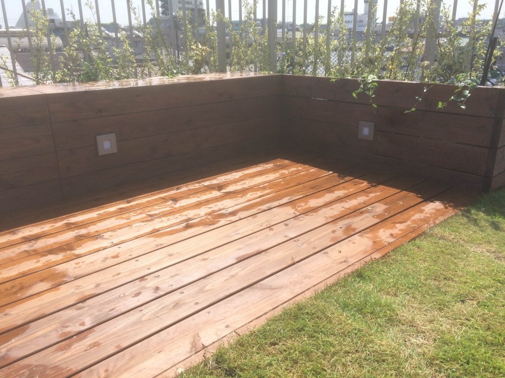 ウッドベンチとフットライト