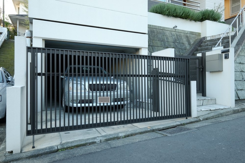 重厚なオーバードア