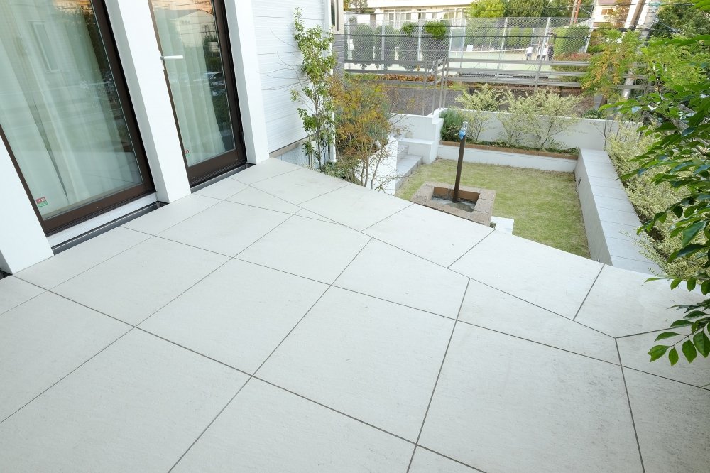 眺めの良いタイルデッキ