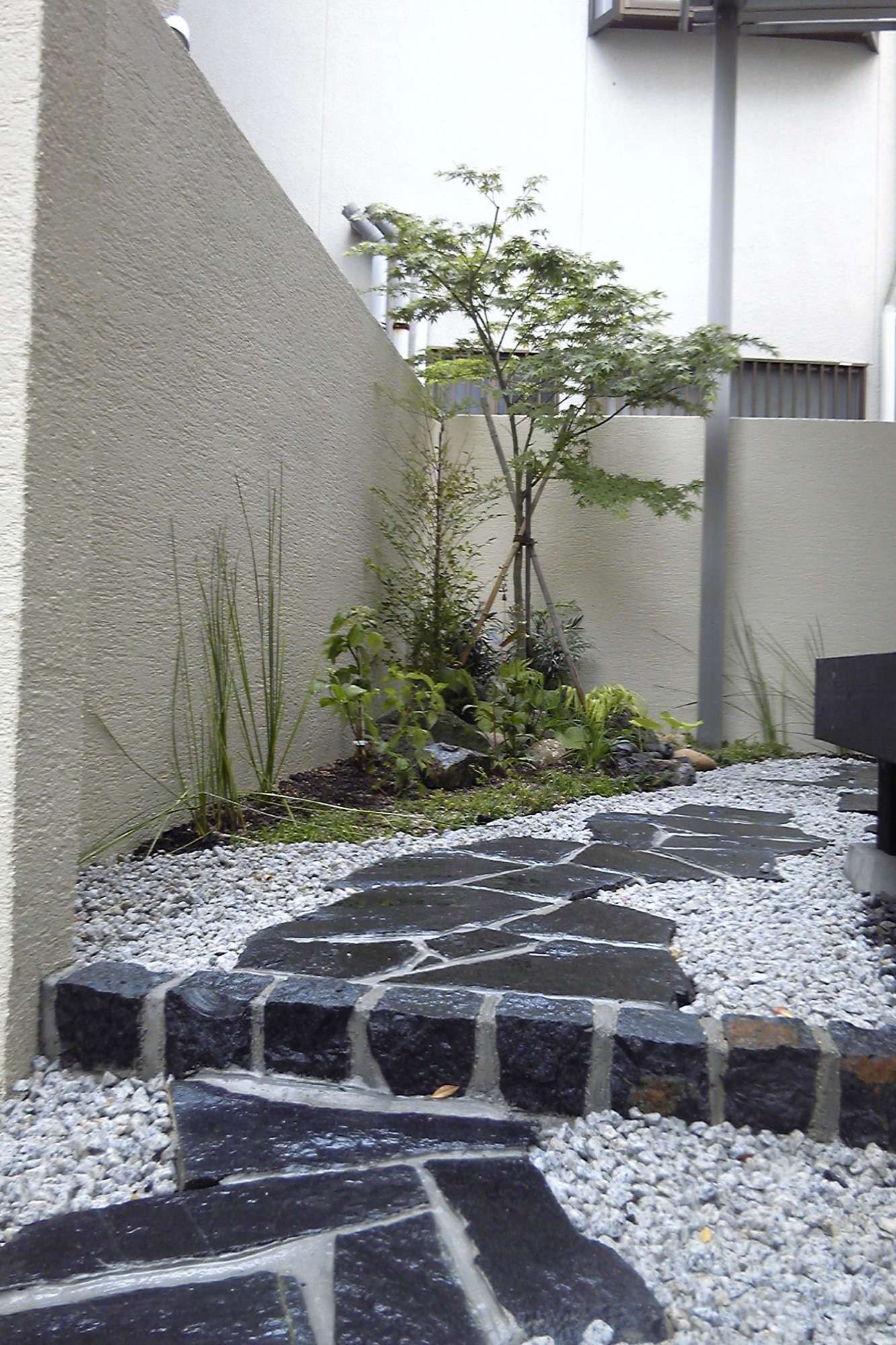 風情を感じる玄関アプローチ