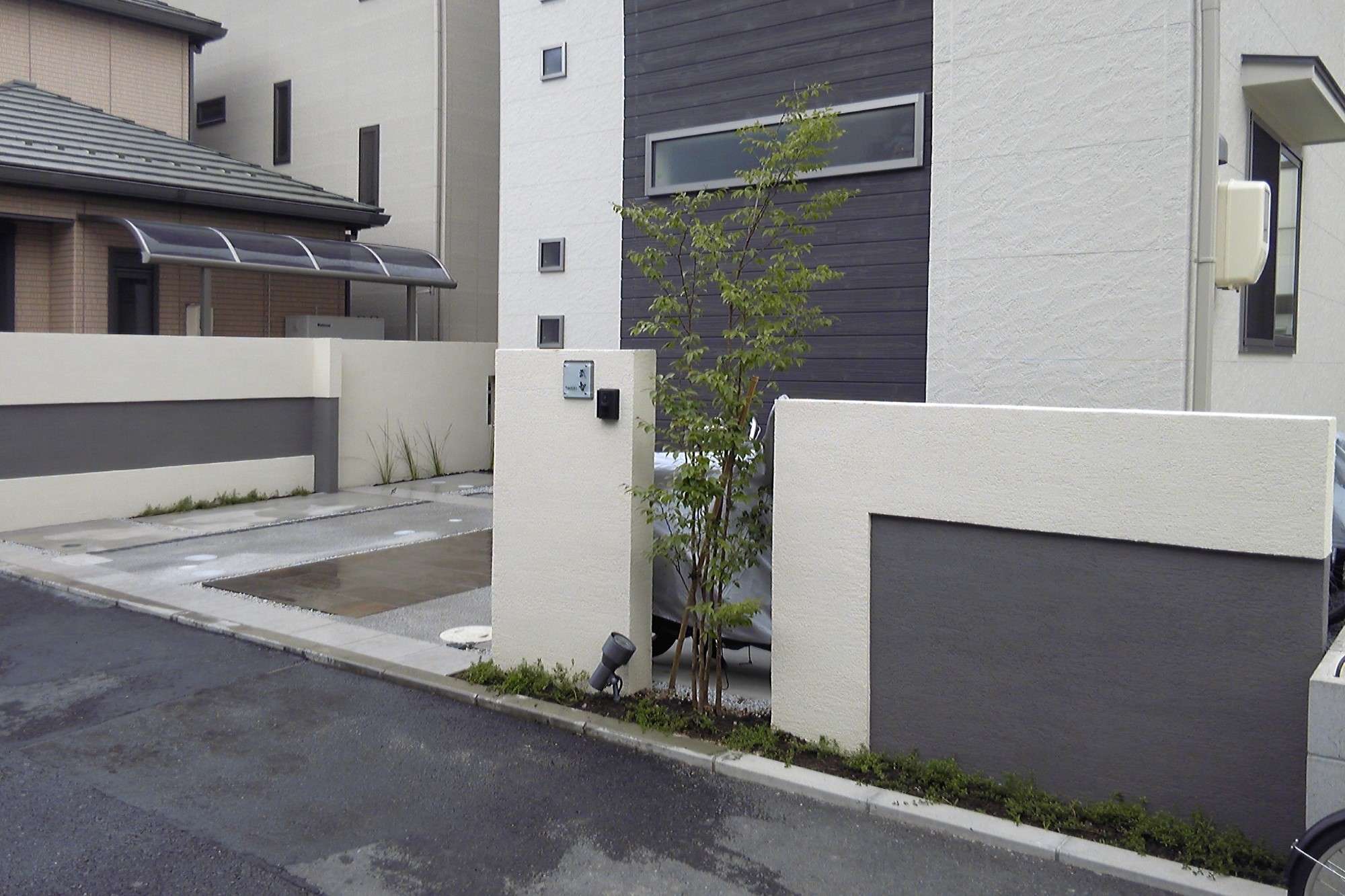 モダンな外構と調和した門柱