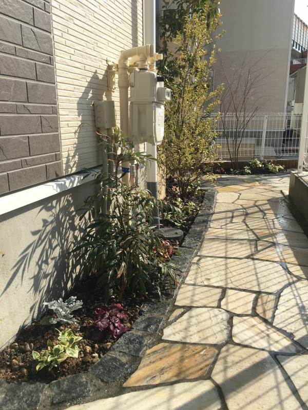 隣地が近いお庭と玄関アプローチをリフォーム ブログ エクステリア 外構造園 工事 横浜 風知蒼