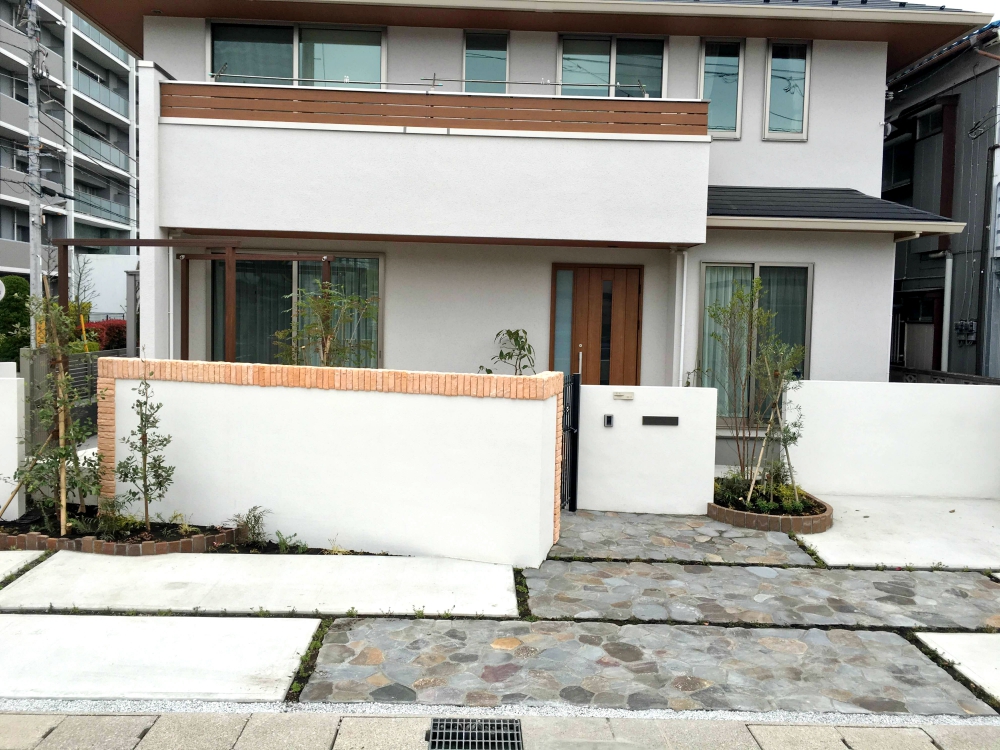 ジャワ鉄平石のモダンなアプローチ ジャワ鉄平石のモダンなアプローチ