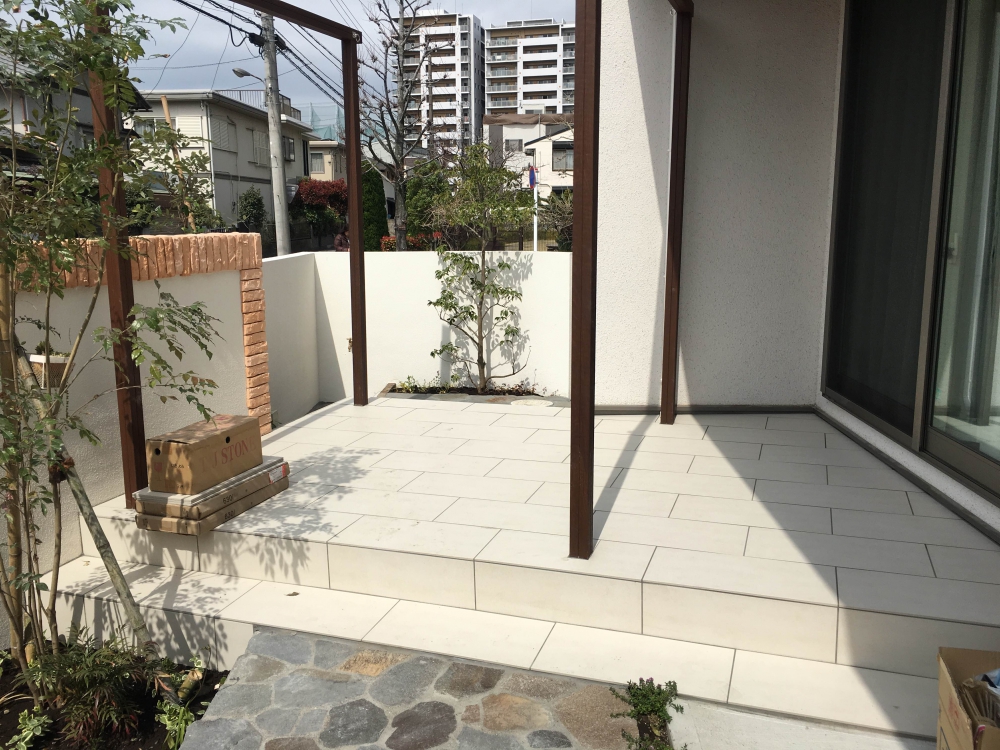 ジャワ鉄平石のモダンなアプローチ ジャワ鉄平石のモダンなアプローチ