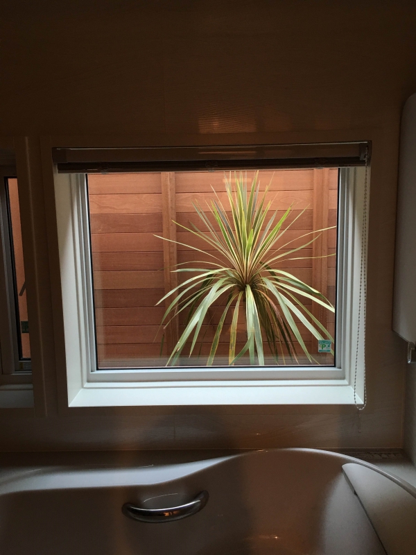 No.1032：バスルームの窓の目隠し囲い兼箱庭。