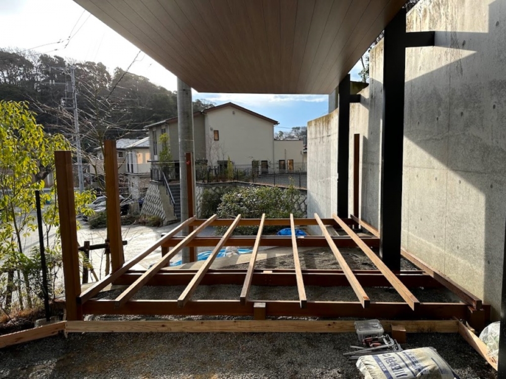 擁壁の内側から見たときのスカイデッキ。造り途中 擁壁の内側から見たときのスカイデッキ。造り途中