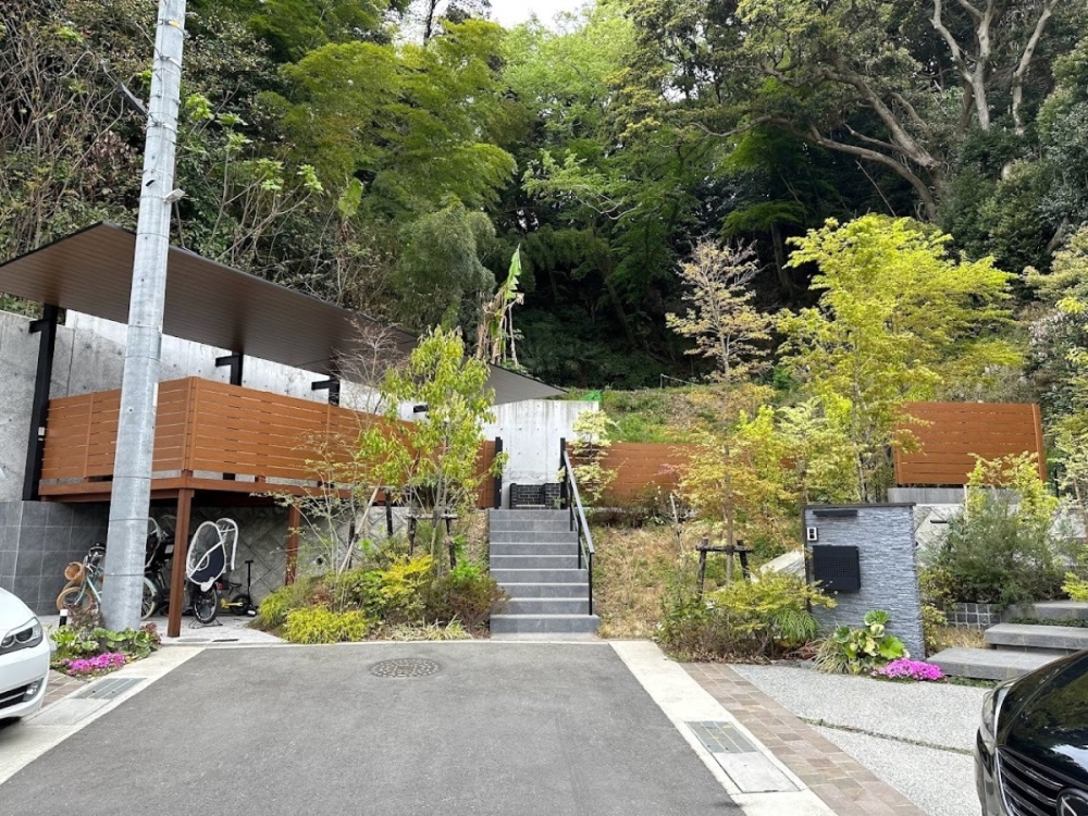 敷地の外側から臨んで 敷地の外側から臨んで