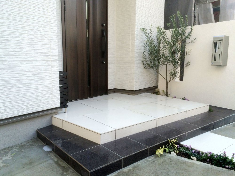 Simple Modern Exterior with Florets