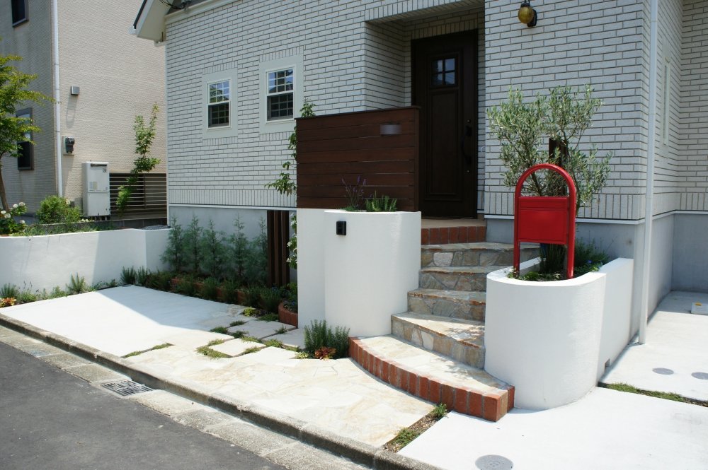 Exterior of Curvy Flowerbed with Vivid Red Post