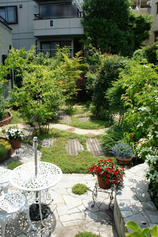 Adding Japanese Elements to an English Garden
