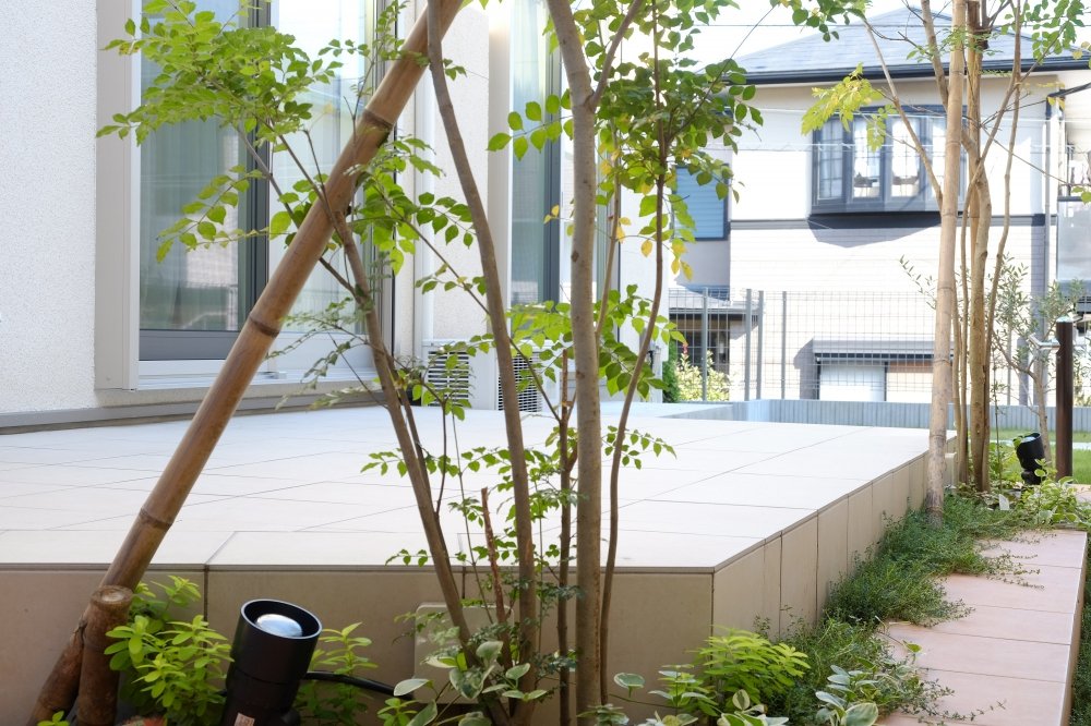 Tile Terrace and Lawn SpaceDivided with Garden Path：GALLERY : Garden