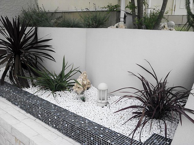 Asian Reformentrance Approach And Gardenmade Of White Materials Gallery Garden Landscape Design Fuchiso Inc