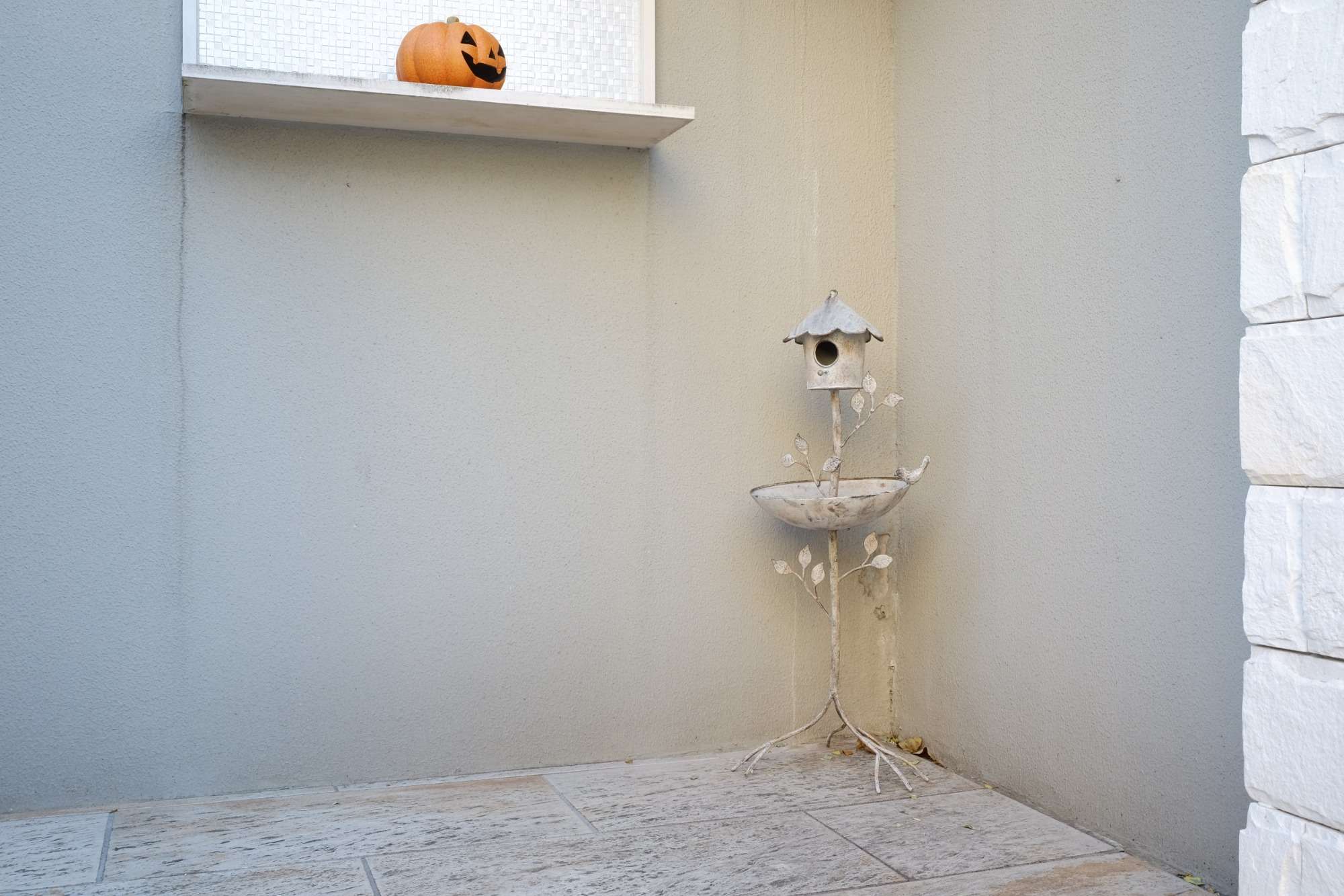 タイルテラスに小さな鉢植えを