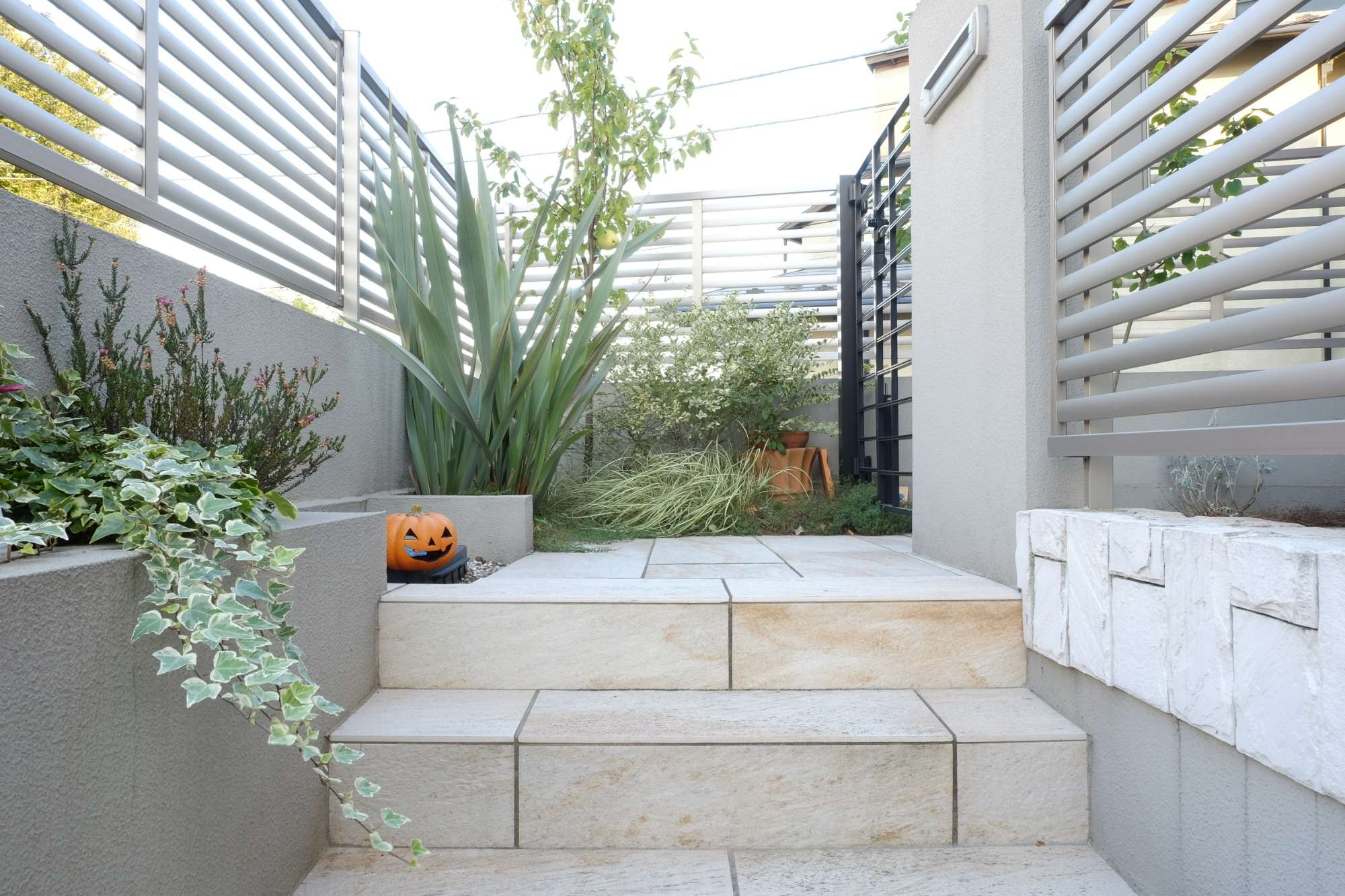 アプローチ階段の先は彩ある植栽