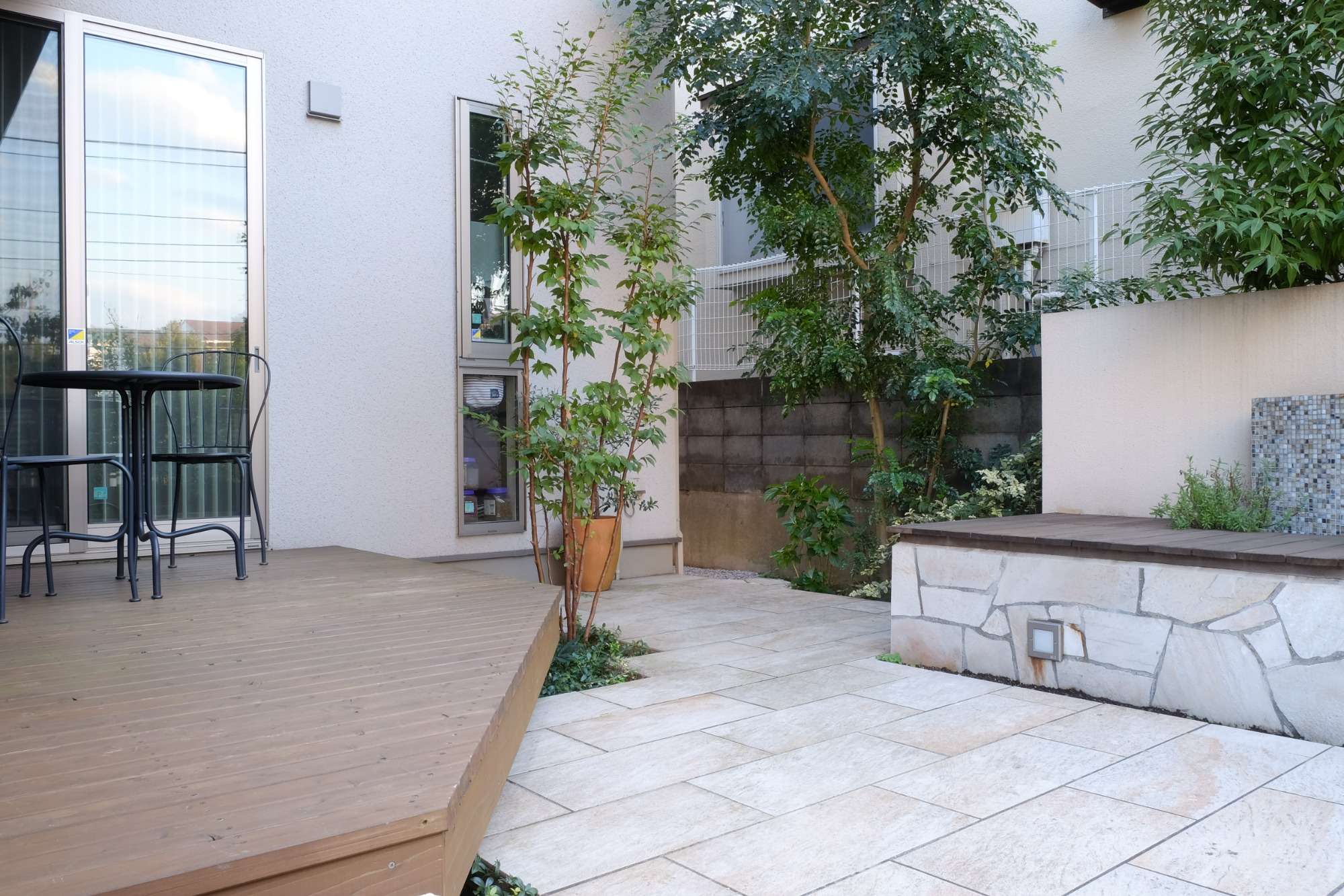 ウッドデッキでもくつろげるタイルテラス空間