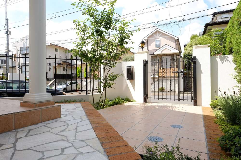 門扉まで続く自然石の石貼り