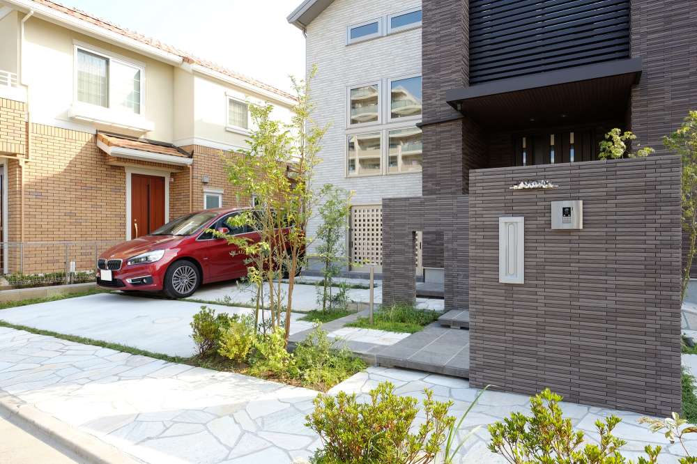 アプローチと隣接する駐車スペース