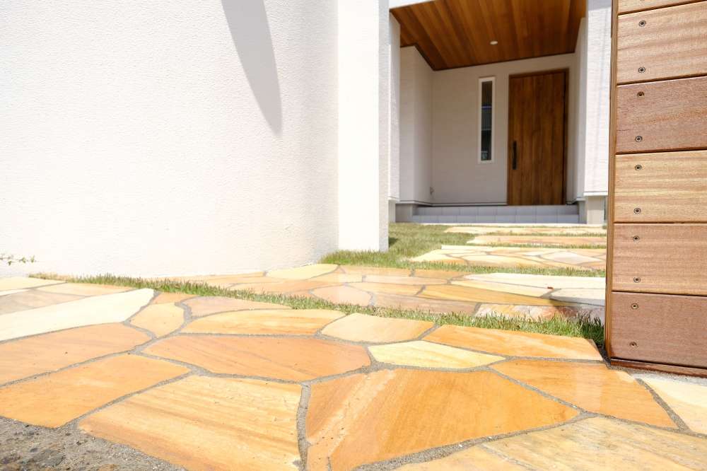 自然石の玄関アプローチ