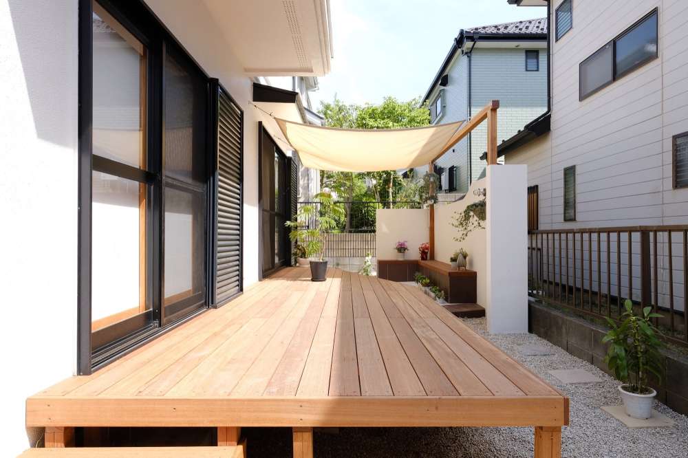 日当たりの良いウッドデッキ