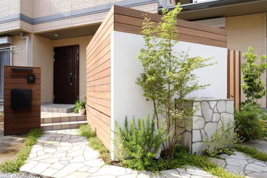ウッドフェンス・白壁・植栽からなるプライベートなテラス空間<br />東京都狛江市