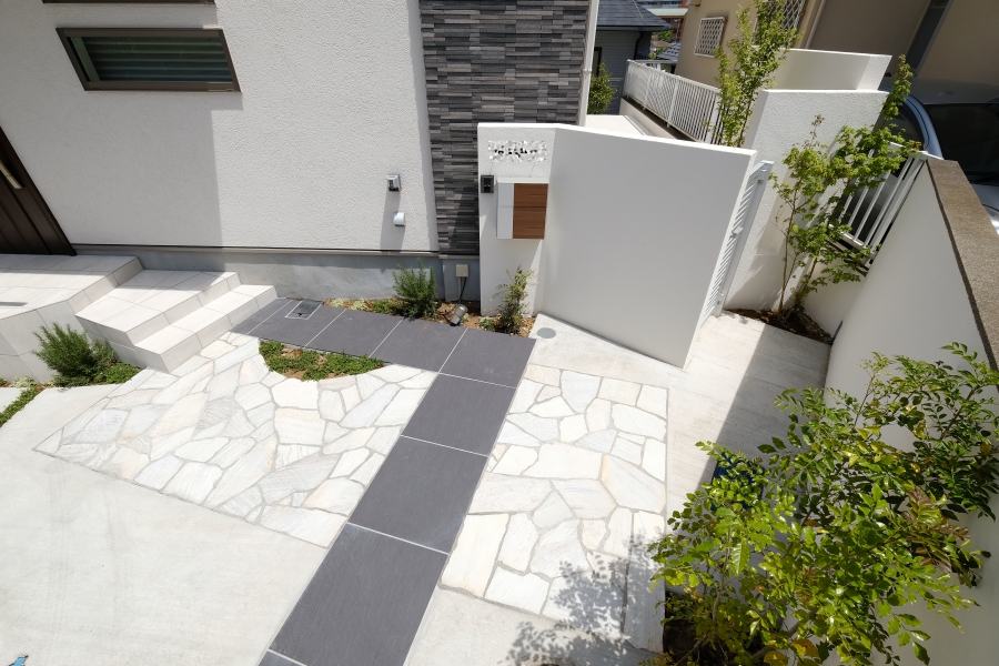 白い乱形石と600角タイルのアプローチ横浜市 施工事例 外構 お庭工事 デザイン 風知蒼
