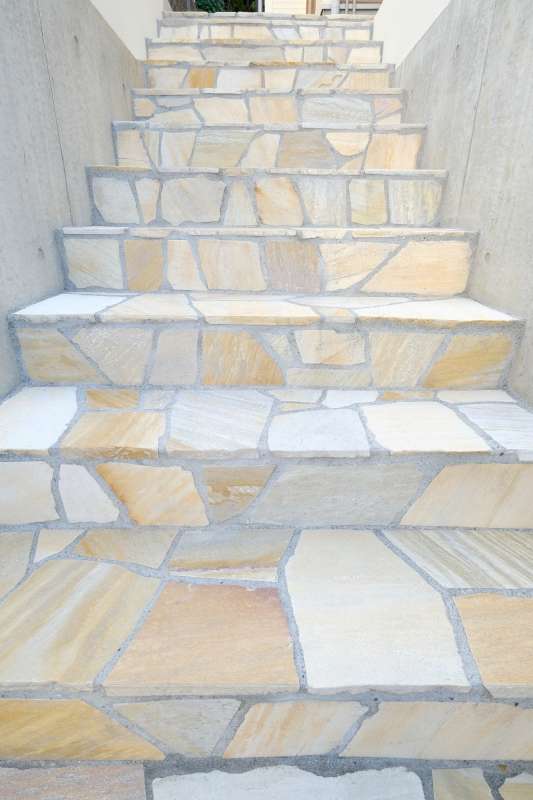 乱形石張りの階段