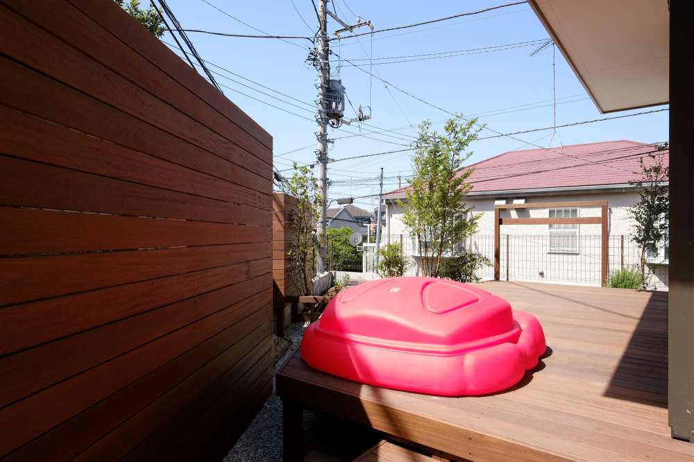 南向きの開放感あるウッドデッキ横浜市神奈川区 施工事例 外構 お庭工事 デザイン 風知蒼