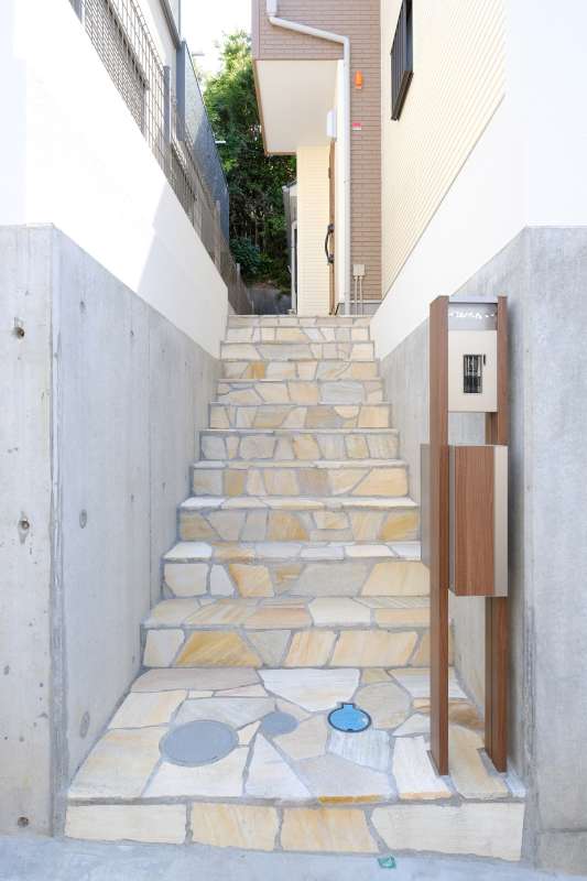 袖壁の塗装、階段の石張り後