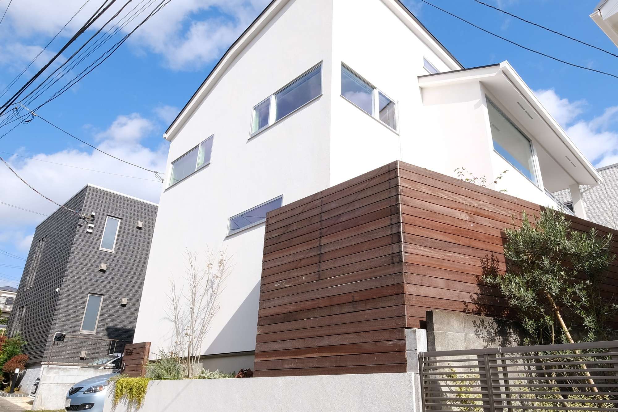 外壁にウッドを組み込んだかの様な出で立ち