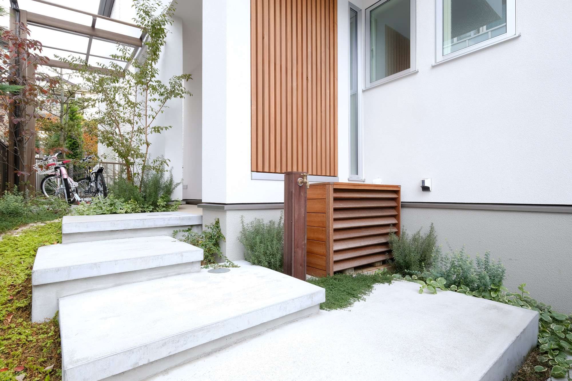 ウッドと和モダンを融合させたモルタルのアプローチ