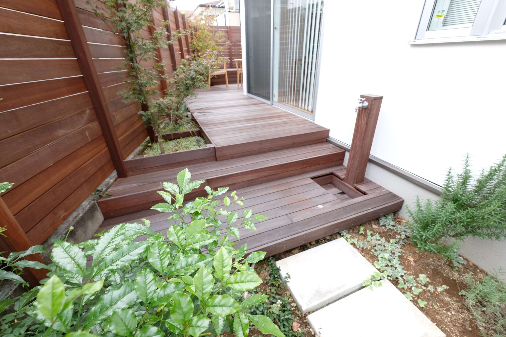 ウッドデッキを抜けて