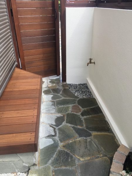 壁へ埋め込んだ水栓蛇口