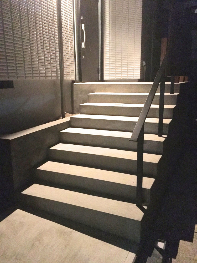 モルタル仕上げの階段(夜)
