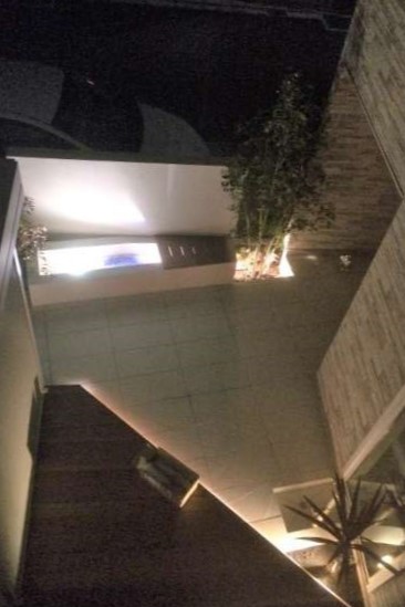 幻想的な夜の中庭