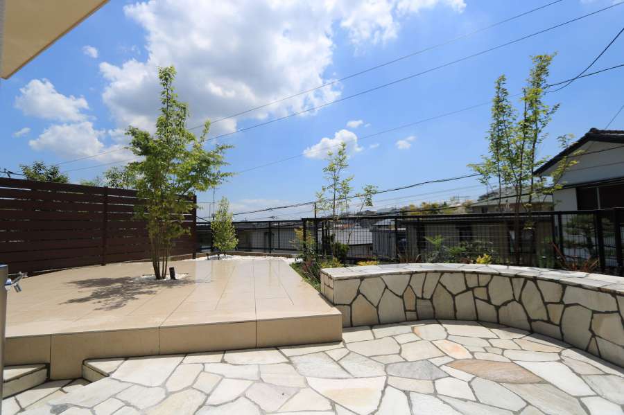 青空と新緑のコントラスト 横浜市港北区 施工事例 外構 お庭工事 デザイン 風知蒼