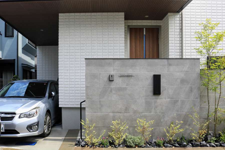 タイル張り門柱とアオダモのある家<br />横浜市鶴見区