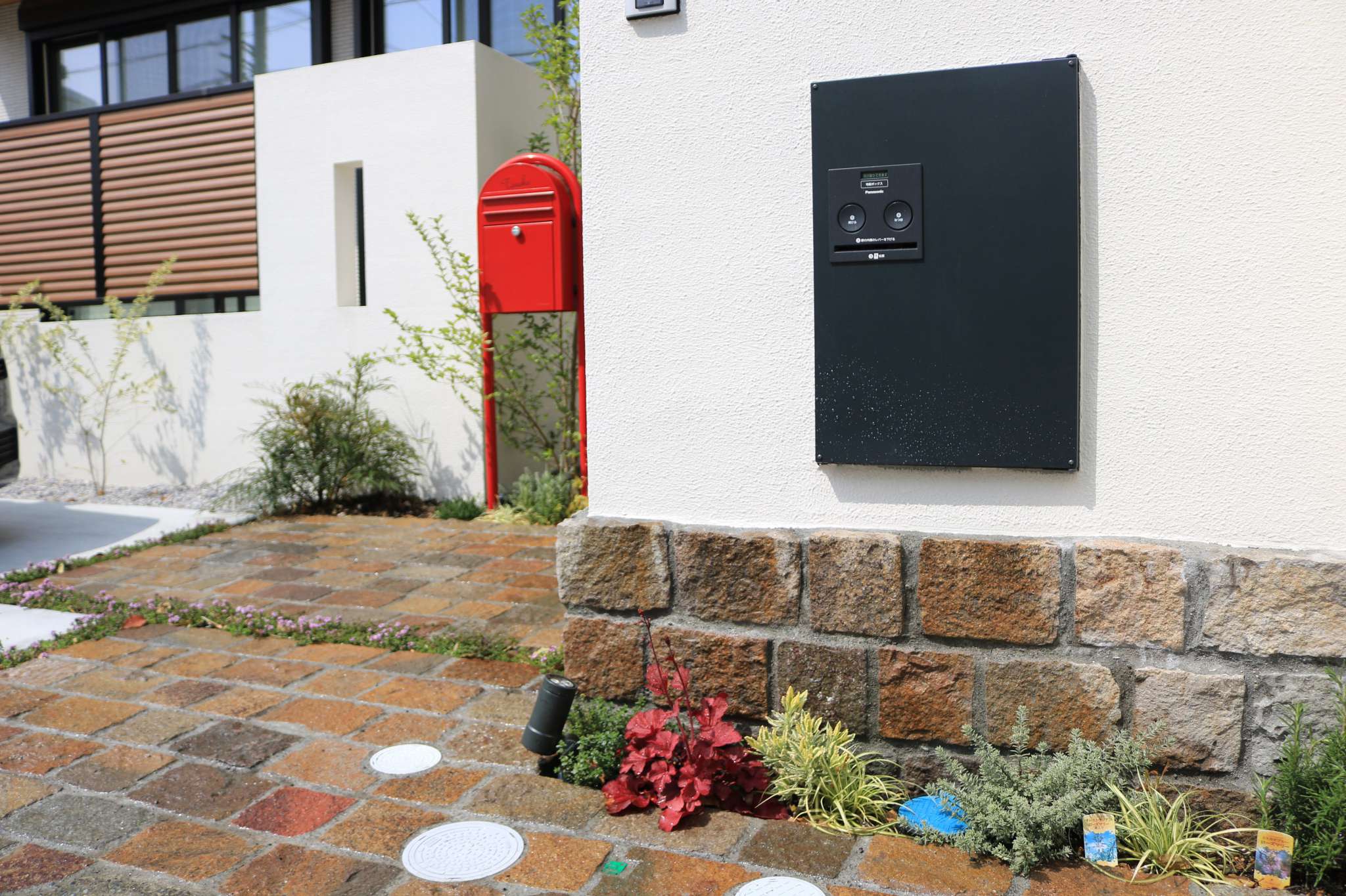 門柱の足元にはカラーリーフ