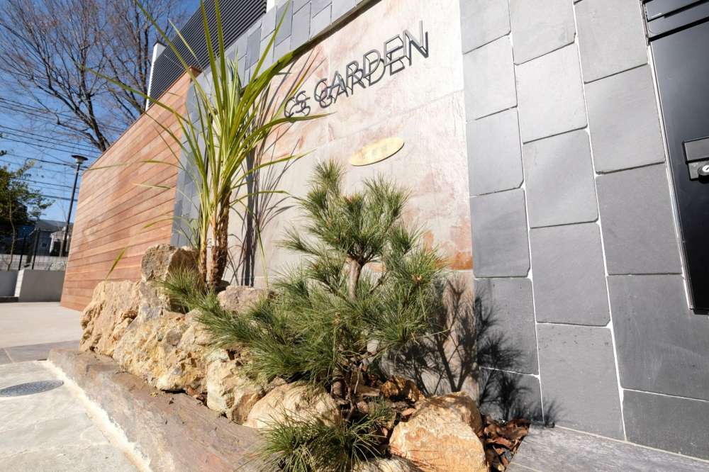 陽射しを浴びた門柱