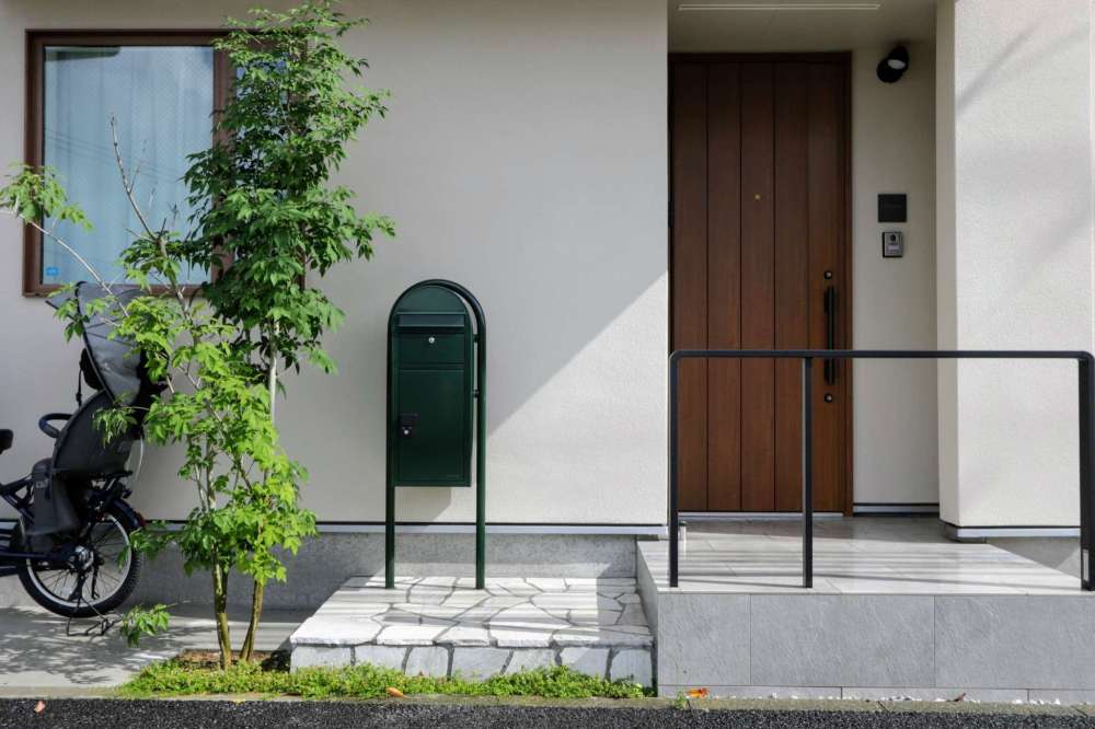 階段1段目は乱形石張りでポーチとのコントラストを作り、存在感のある宅配ポスト、ボビカーゴが鎮座します