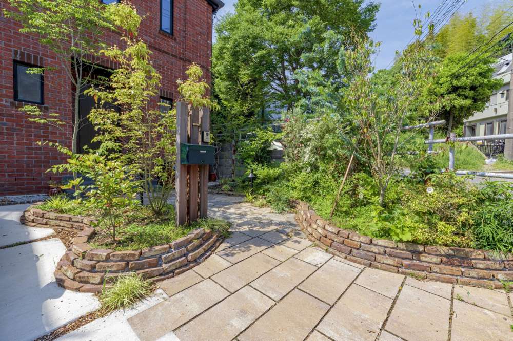 山採り雑木と曲線で自然なアプローチ