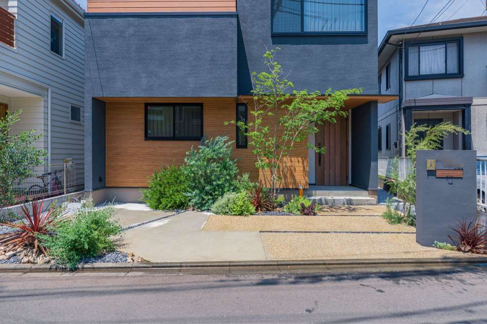 グレイッシュブルーの建物を魅せるグリーン