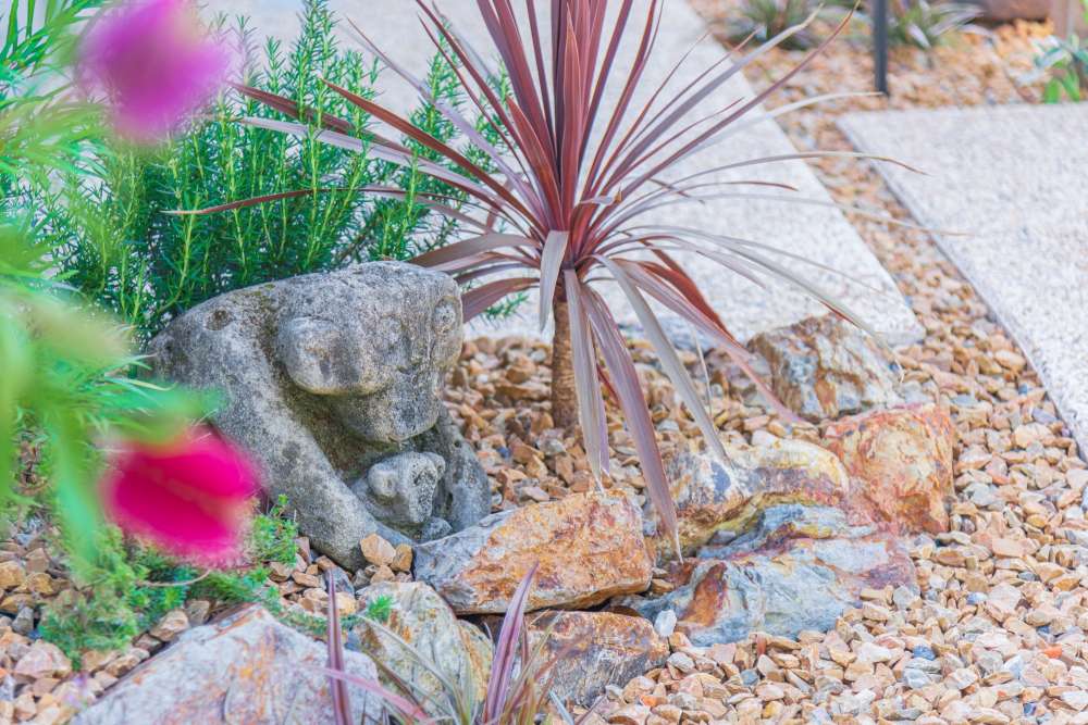 オージープランツと猿の親子の石造