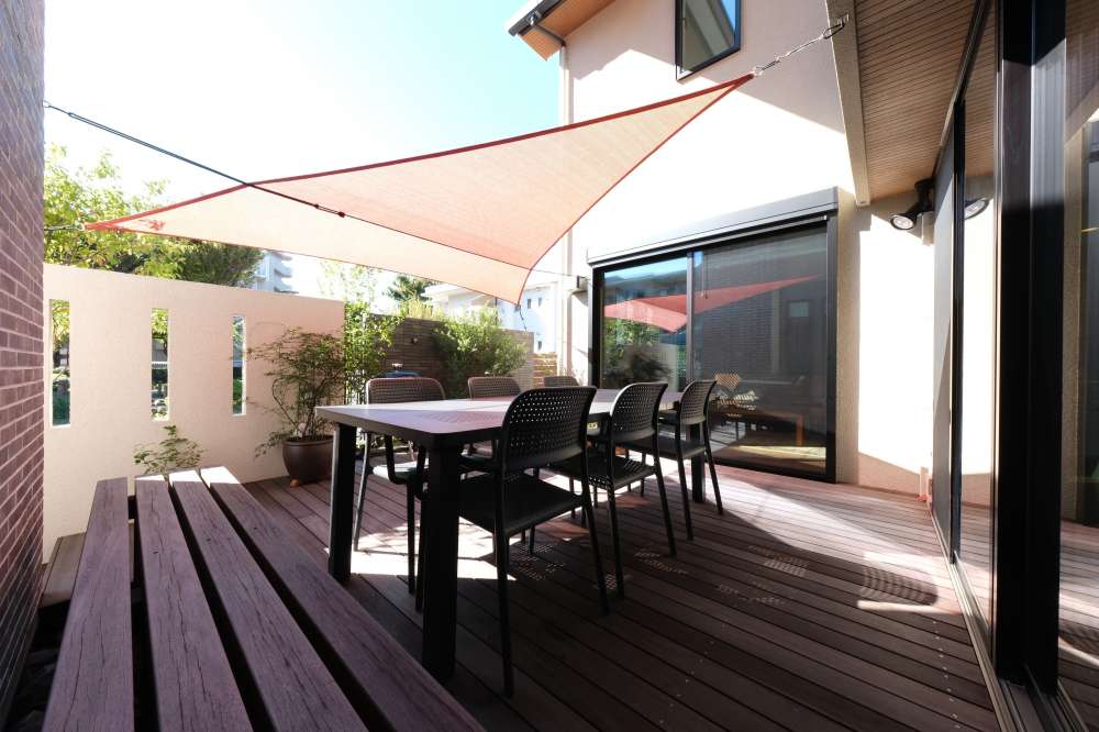 ウッドデッキとウッドベンチ