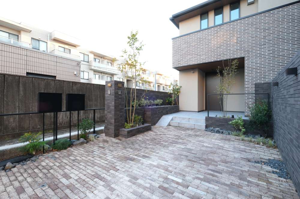 ポストとタイル張りの門柱