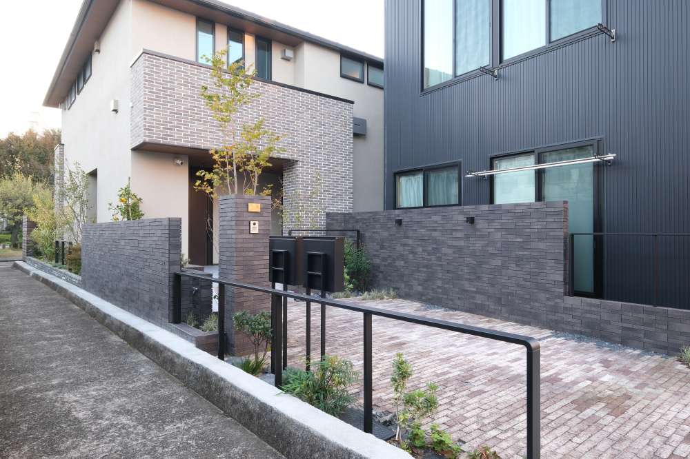 公園に隣接するシックな二世帯住宅