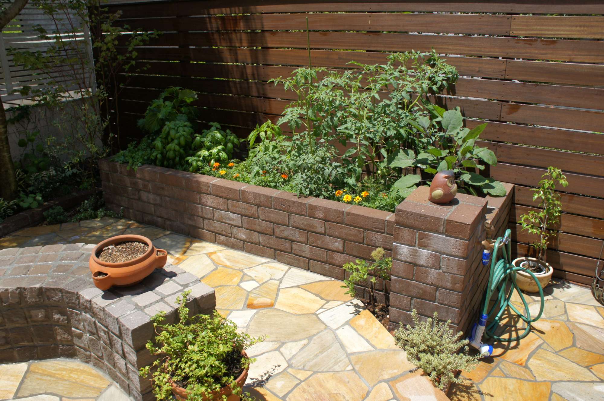 花壇、ベンチ、ウッドフェンス