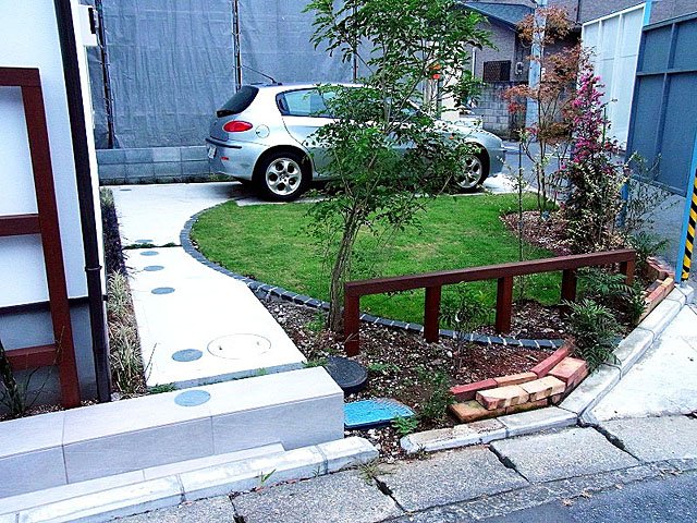 駐車場脇のお庭に芝生と植木を 施工事例 外構 お庭工事 デザイン 風知蒼
