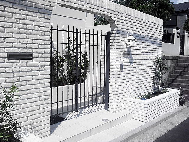 真っ白なレンガの外壁とロートアイアン 施工事例 外構 お庭工事 デザイン 風知蒼